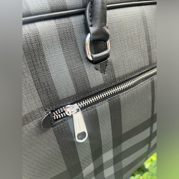 BURBERRY MEN’S BLACK Nova Check Grey black leather CROSSBODY MESSENGER BAG - Picture 10 of 16